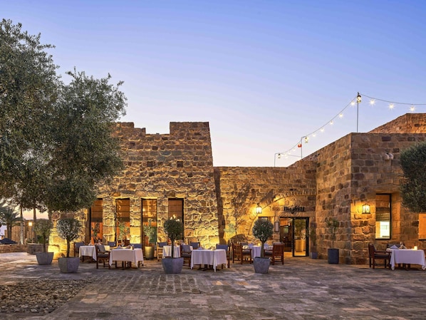 3 restaurants, breakfast, lunch, dinner served; international cuisine