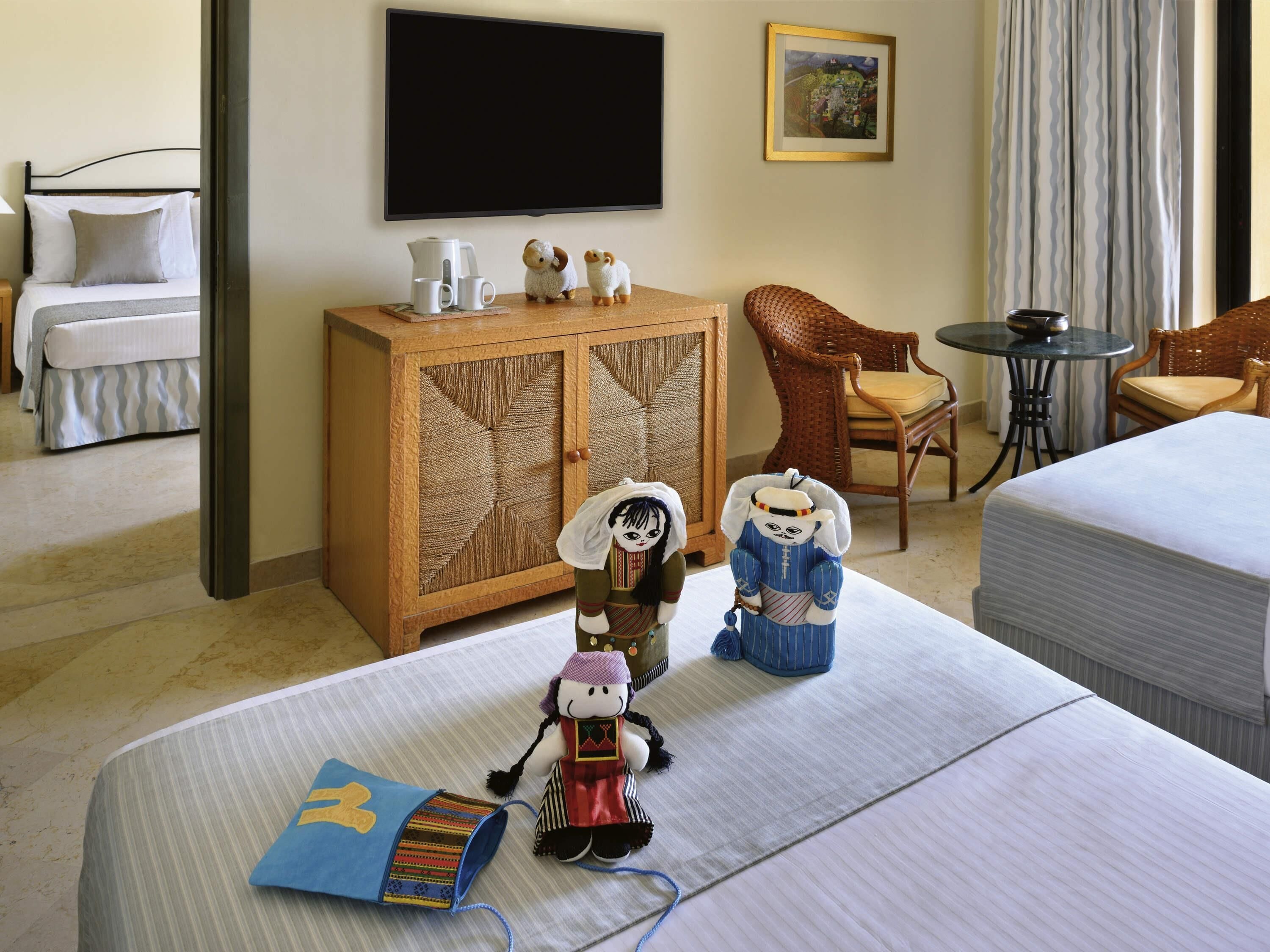 Familierom, 2 dobbeltsenger, rom vegg-i-vegg | Minibarvarer (inkludert), safe på rommet og skrivebord