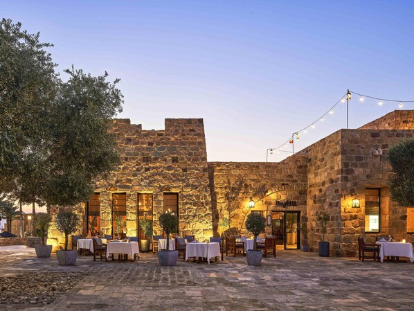 3 restaurants, breakfast, lunch, dinner served; international cuisine 