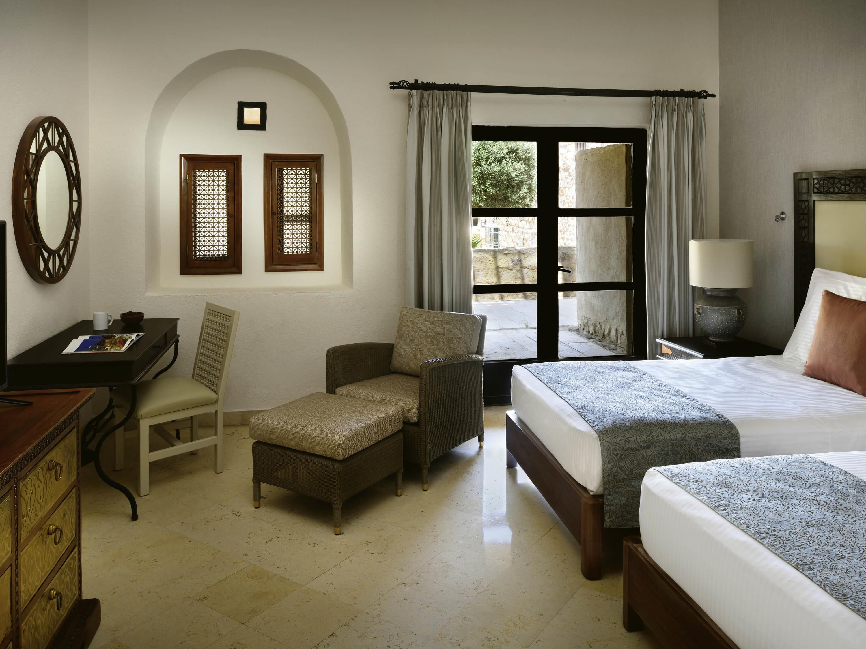 Minibarvarer (inkludert), safe på rommet og skrivebord