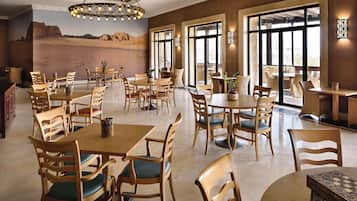 Desayuno buffet diario (JOD 15 por persona)