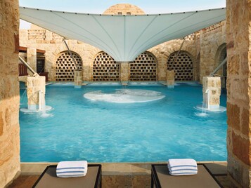 Couples treatment room(s), sauna, hot tub, steam room