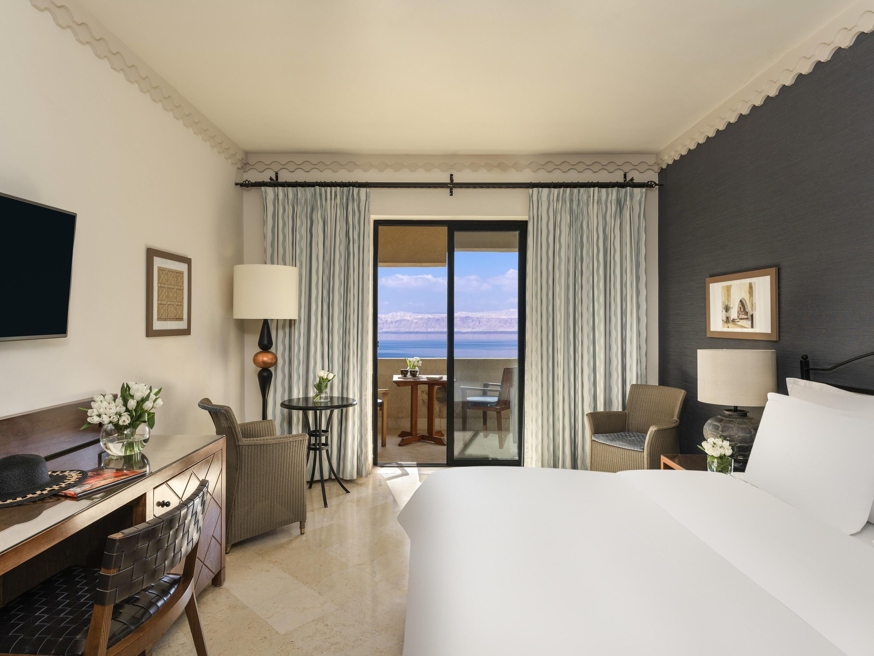 Mini-bar avec articles gratuits, coffres-forts dans les chambres, bureau