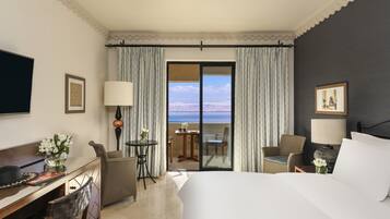 Mini-bar avec articles gratuits, coffres-forts dans les chambres, bureau