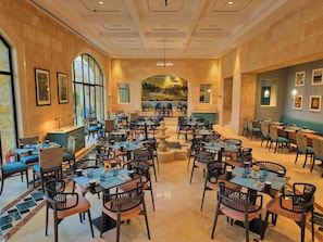 3 restaurants, servant le déjeuner et le dßner; cuisine internationale