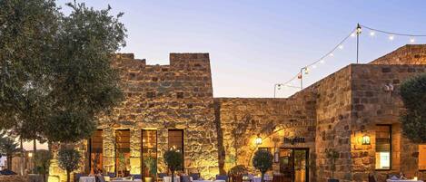 3 restaurants, breakfast, lunch, dinner served; international cuisine