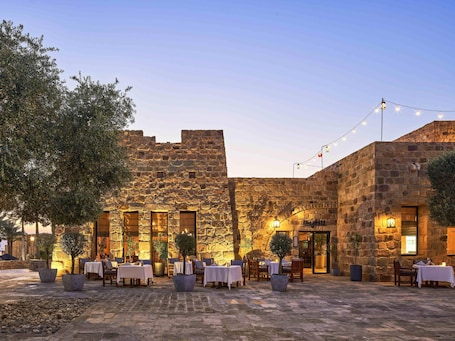 3 restaurantes; se sirve desayuno, almuerzo y cena; cocina internacional