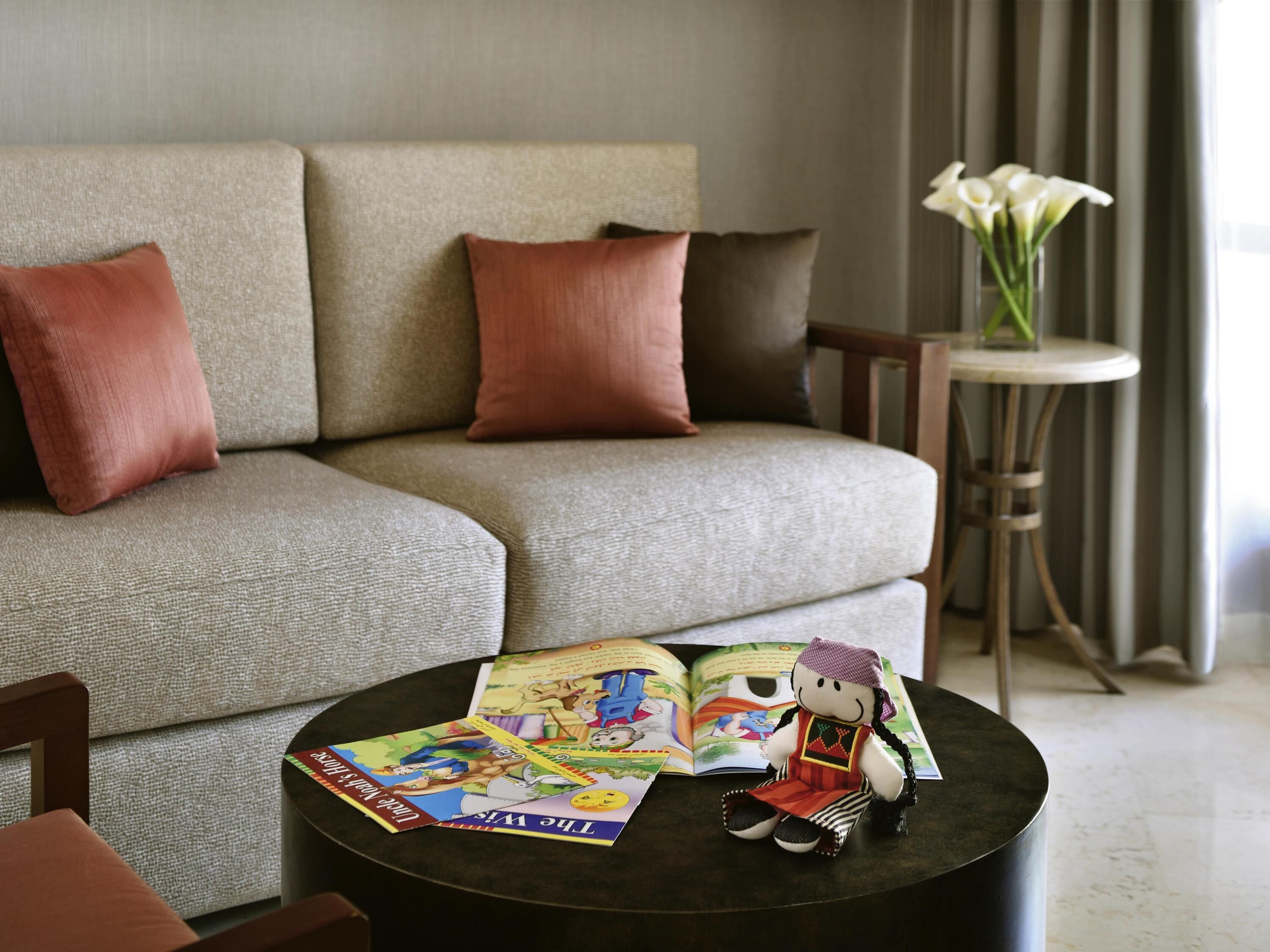 Een minibar met enkele gratis items, een kluis op de kamer, een bureau