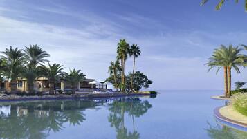 8 outdoor pools, pool umbrellas, sun loungers