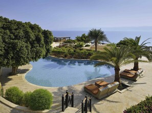 Villa Royal, vistas al mar | Minibar (con algunos artículos gratuitos), caja fuerte, escritorio