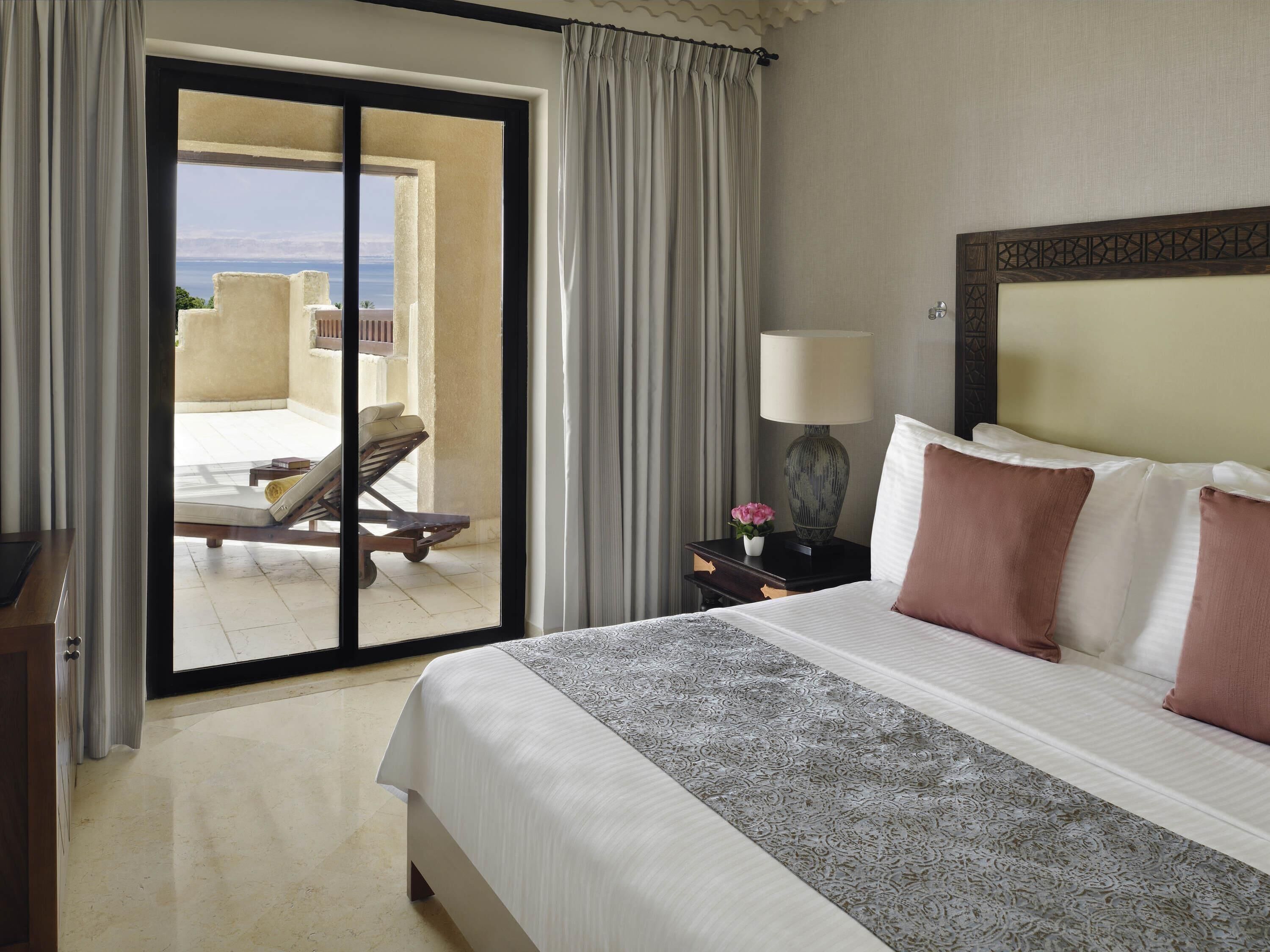 Mini-bar avec articles gratuits, coffres-forts dans les chambres, bureau