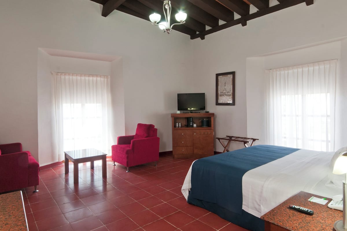 Premium bedding, in-room safe, desk, iron/ironing board