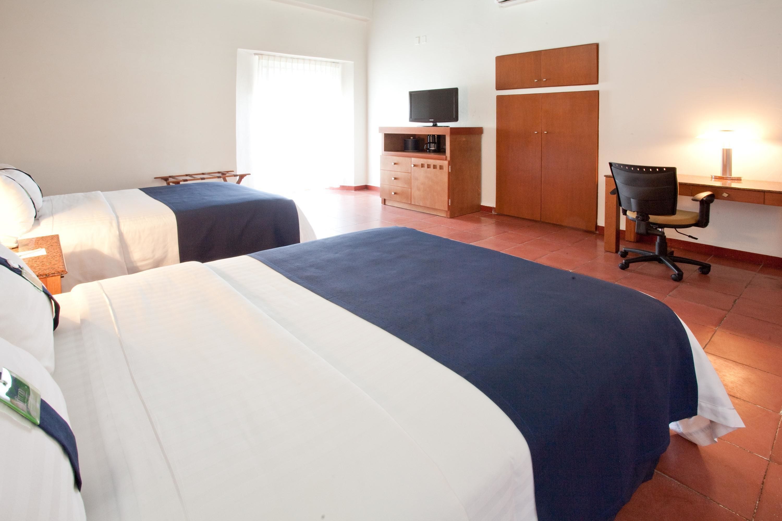 高档床上用品、客房内保险箱、办公桌、熨斗/熨衣板