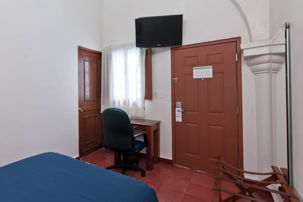 Standard Room, 1 King Bed | Premium bedding, in-room safe, desk, iron/ironing board