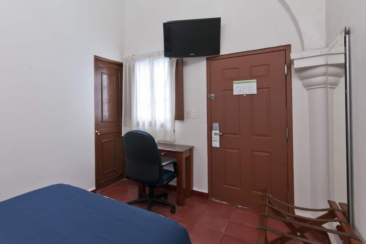Standard Room, 1 Double Bed | Premium bedding, in-room safe, desk, iron/ironing board