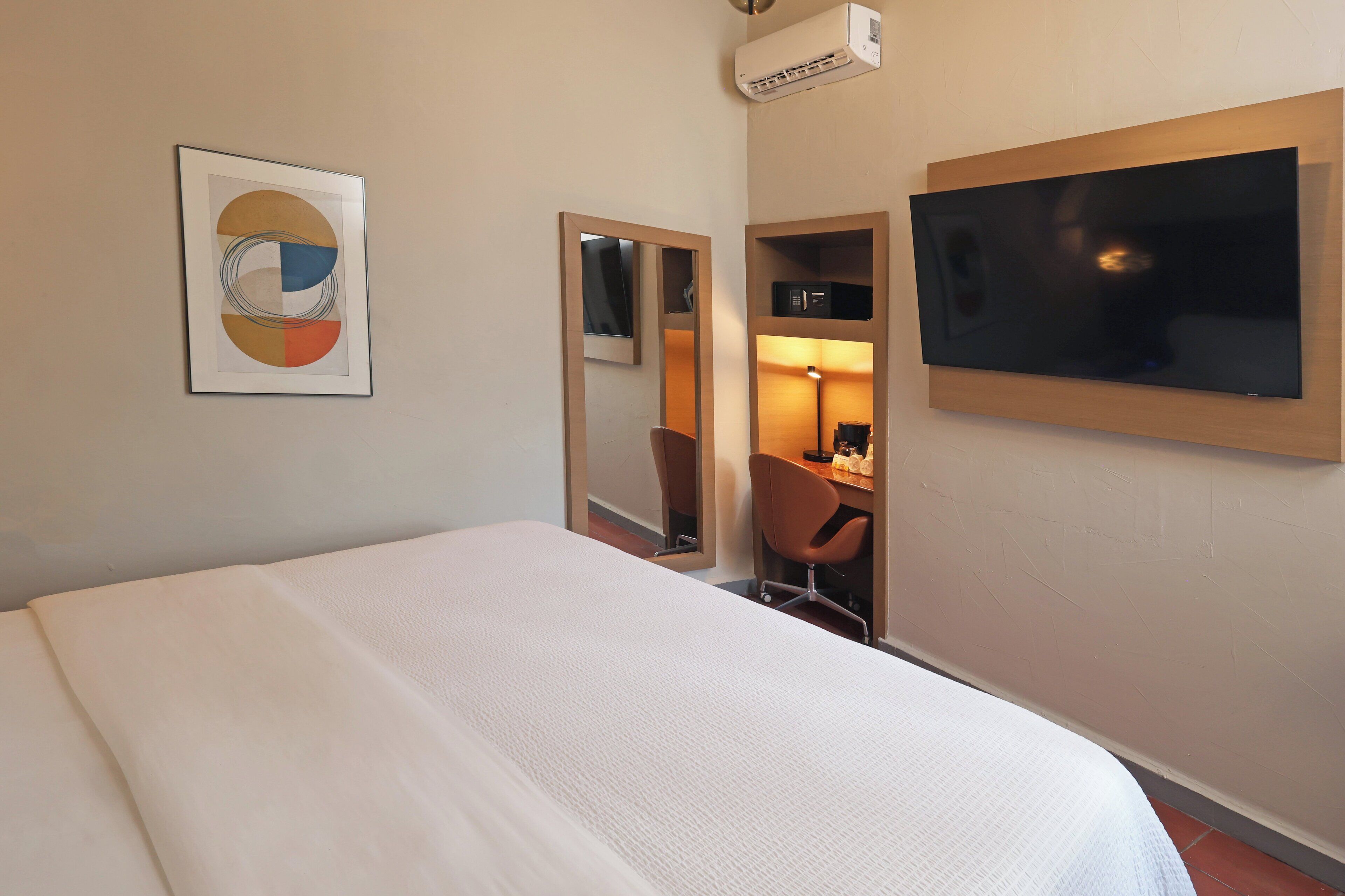 أغطية فراش متميزة و خزنة داخل الغرفة ومكتب ومكواة/لوح كي