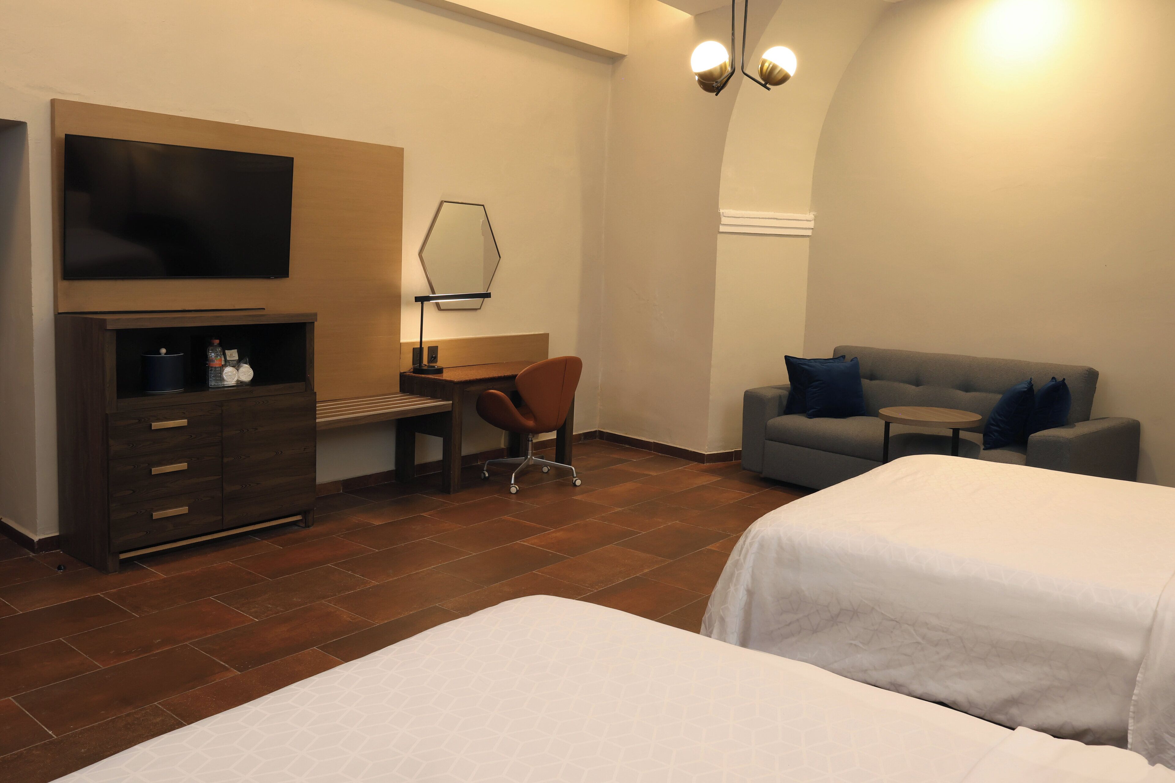 أغطية فراش متميزة وخزنة داخل الغرفة ومكتب ومكواة/لوح كي