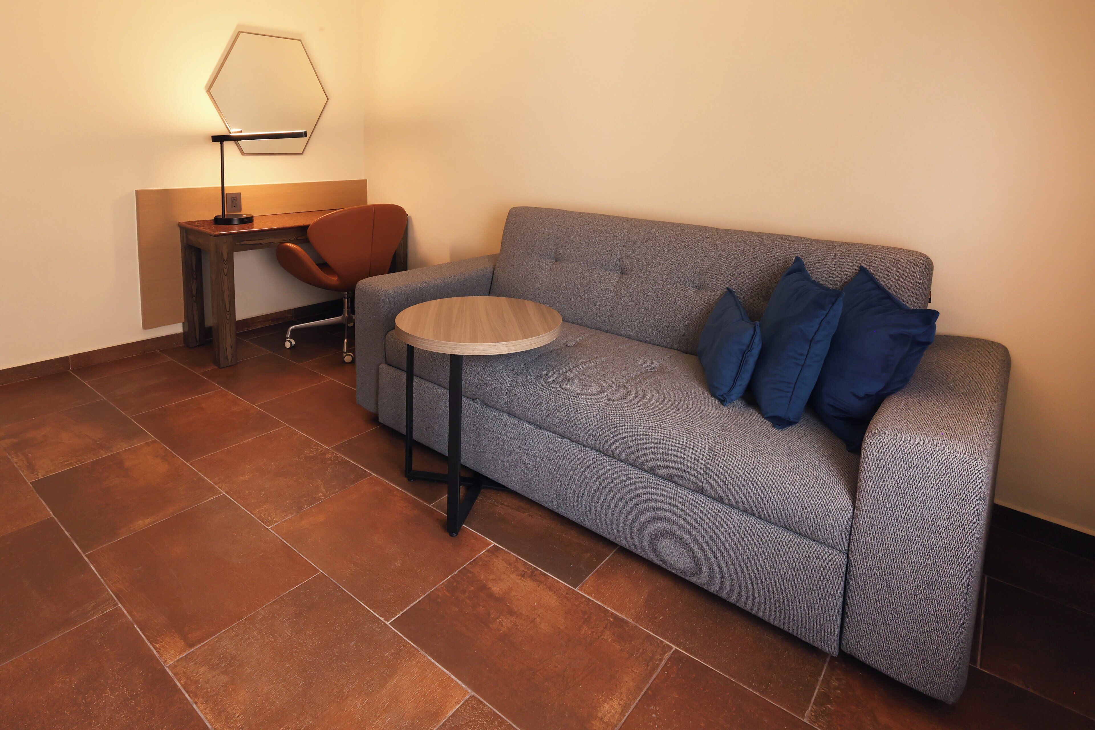 أغطية فراش متميزة وخزنة داخل الغرفة ومكتب ومكواة/لوح كي