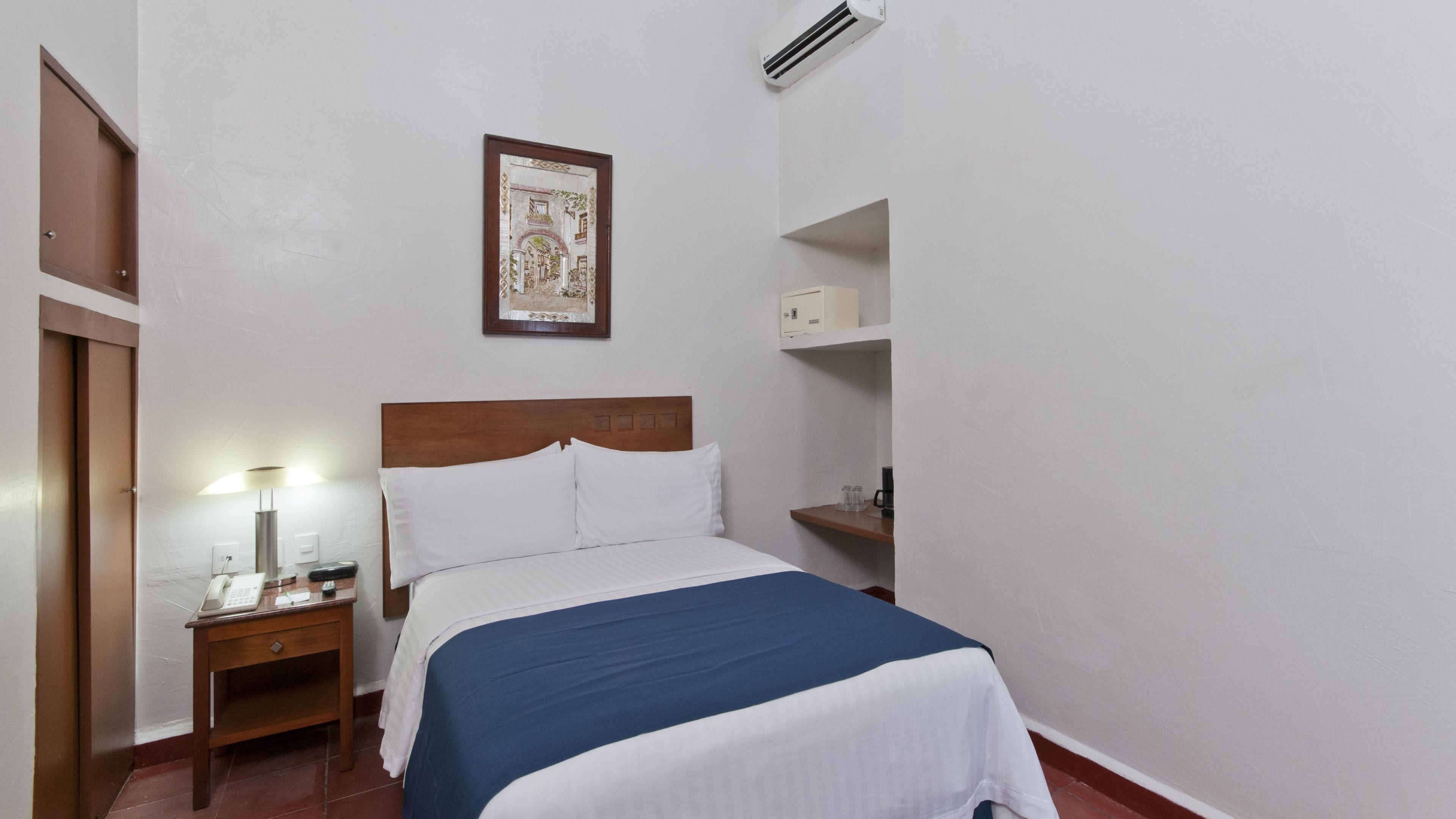 高档床上用品、客房内保险箱、办公桌、熨斗/熨衣板