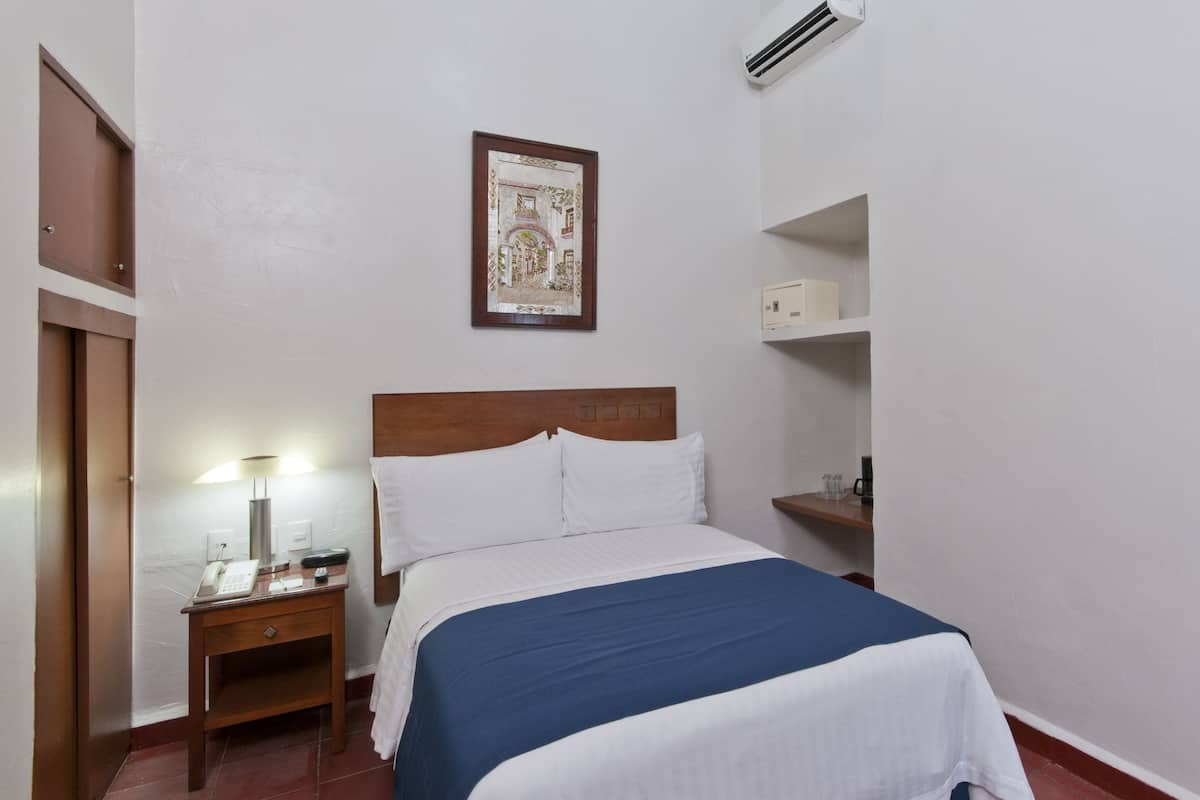 Premium bedding, in-room safe, desk, iron/ironing board