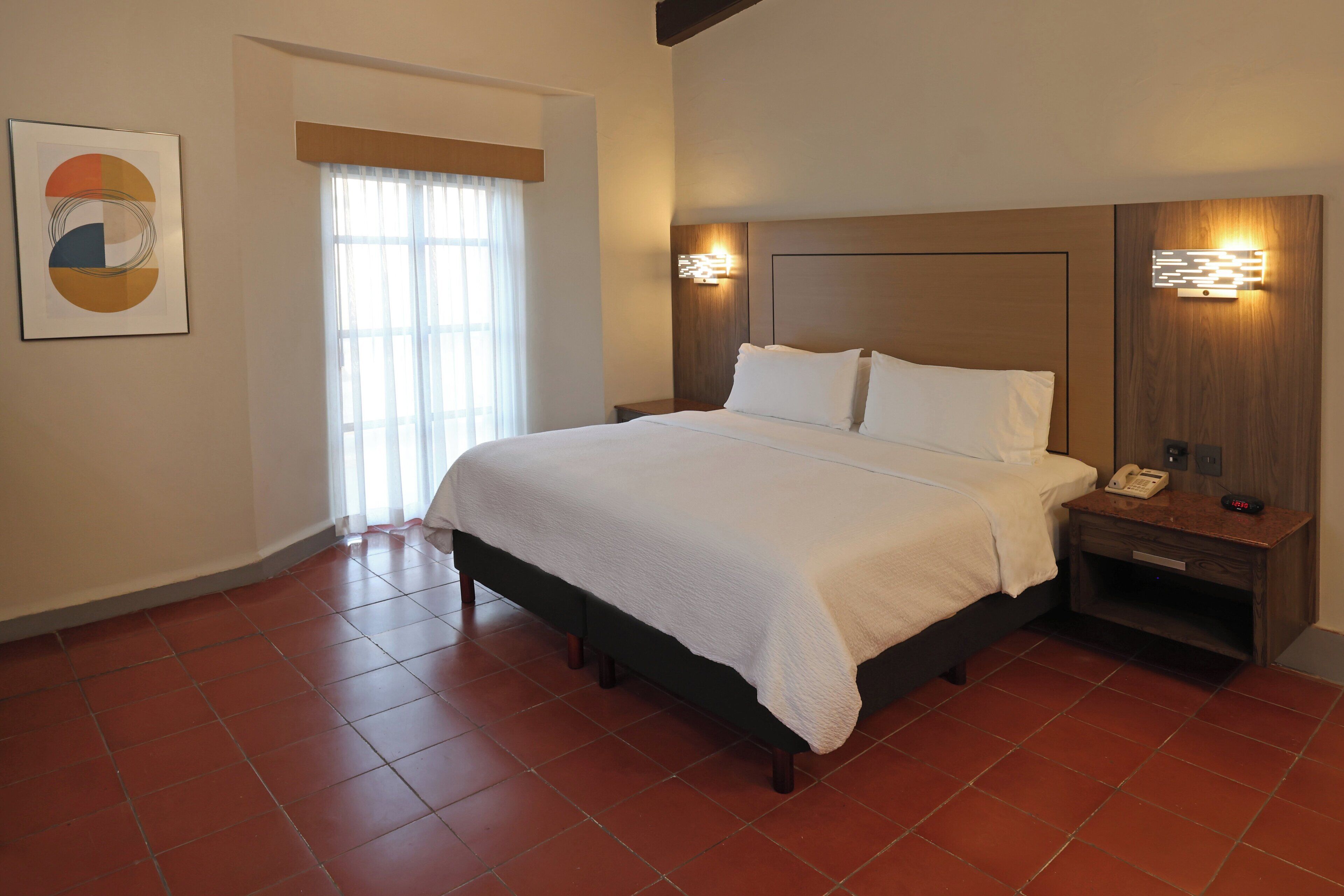 أغطية فراش متميزة وخزنة داخل الغرفة ومكتب ومكواة/لوح كي