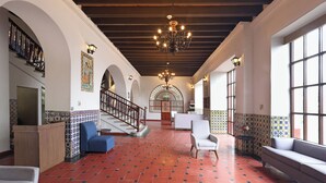 A spacious lobby with a tiled floor, a staircase, and seating areas. - Holiday Inn Express Veracruz Centro Historico (Veracruz)