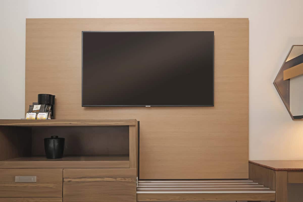 Premium bedding, in-room safe, desk, iron/ironing board