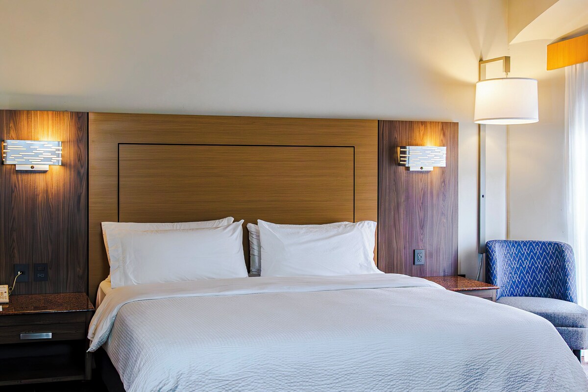 Kamer, 1 kingsize bed, uitzicht op de stad | Luxe beddengoed, een kluis op de kamer, een bureau