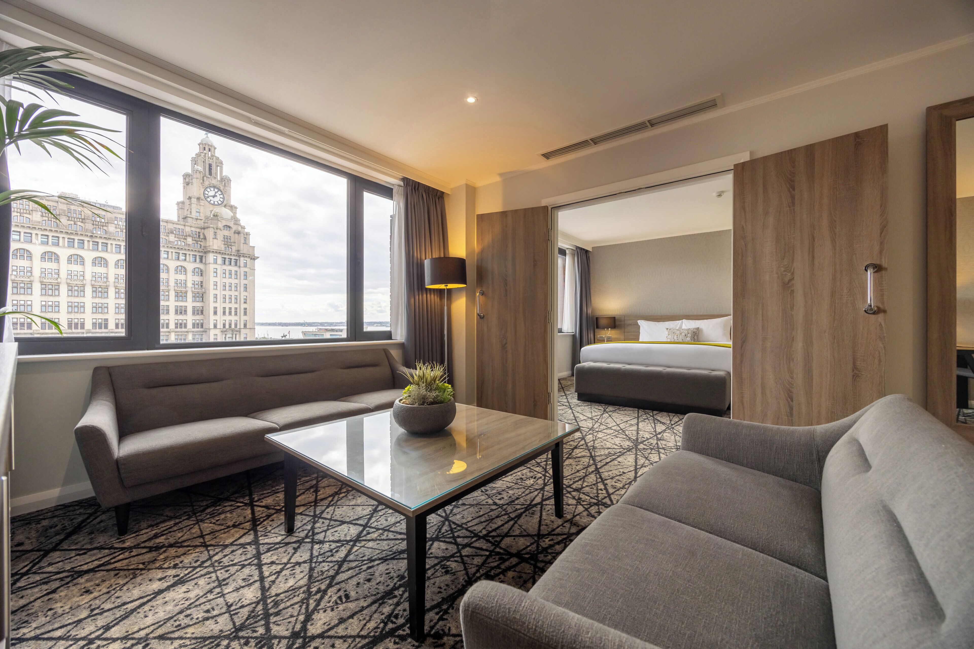 Phòng Suite, 1 phòng ngủ (Liver Building View) | Bộ trải giường bằng vải cotton Ai Cập, bộ đồ giường cao cấp 
