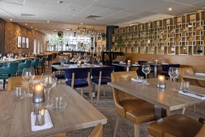 2 restaurants, breakfast, lunch, dinner served; British cuisine  - Crowne Plaza Liverpool City Centre by IHG (Liverpool)