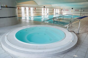 Indoor pool, sun loungers