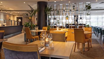 2 restaurants, serveren ontbijt, lunch, diner, Britse gerechten