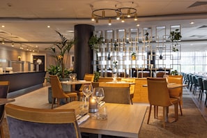 Hi ha 2 restaurants amb plats de cuina britànica