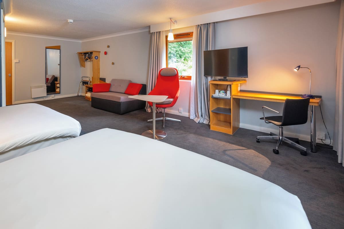 Standaard kamer, Meerdere bedden (with Free Hot Breakfast) | Een bureau, een laptopwerkplek, een strijkplank/strijkijzer, gratis wifi