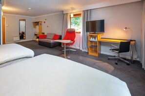 Chambre Standard, plusieurs lits (with Free Hot Breakfast) | Bureau, espace de travail pour ordinateur portable