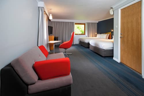 Habitación estándar, varias camas (with Free Hot Breakfast) | Escritorio y espacio para trabajar con un portátil