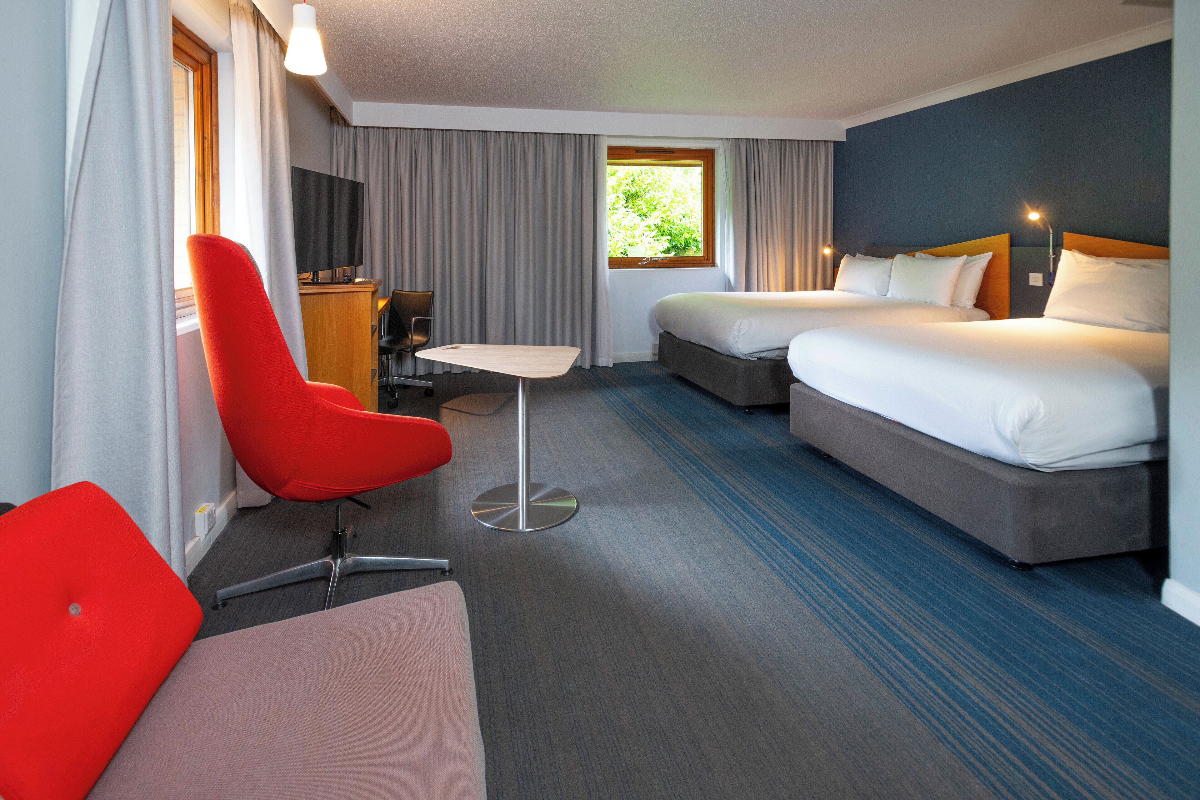 Escritorio y espacio para trabajar con laptop 