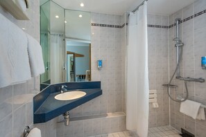 Chambre Standard, 1 lit double, accessible aux personnes à mobilité réduite | Salle de bain | Douche, articles de toilette gratuits, sèche-cheveux