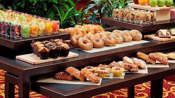 Breakfast (USD 14.95 per person)