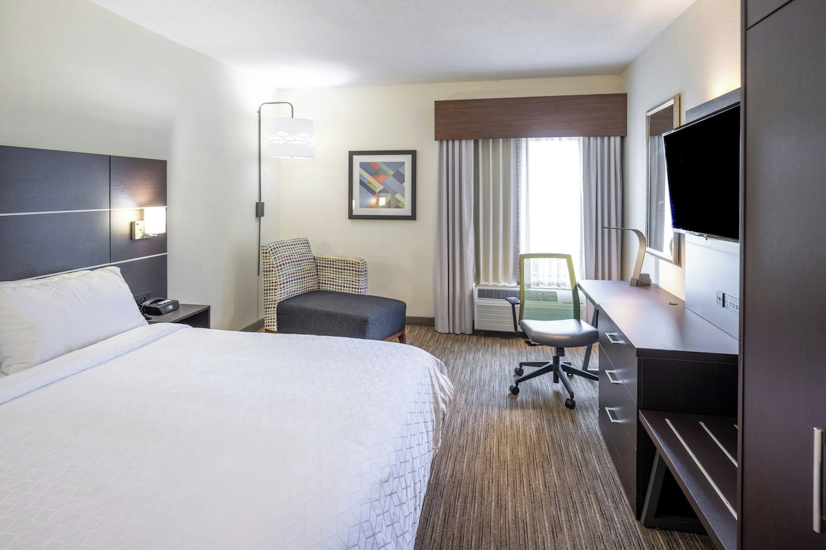 Standard Room, 1 King Bed | Premium bedding, in-room safe, iron/ironing board, free cots/infant beds
