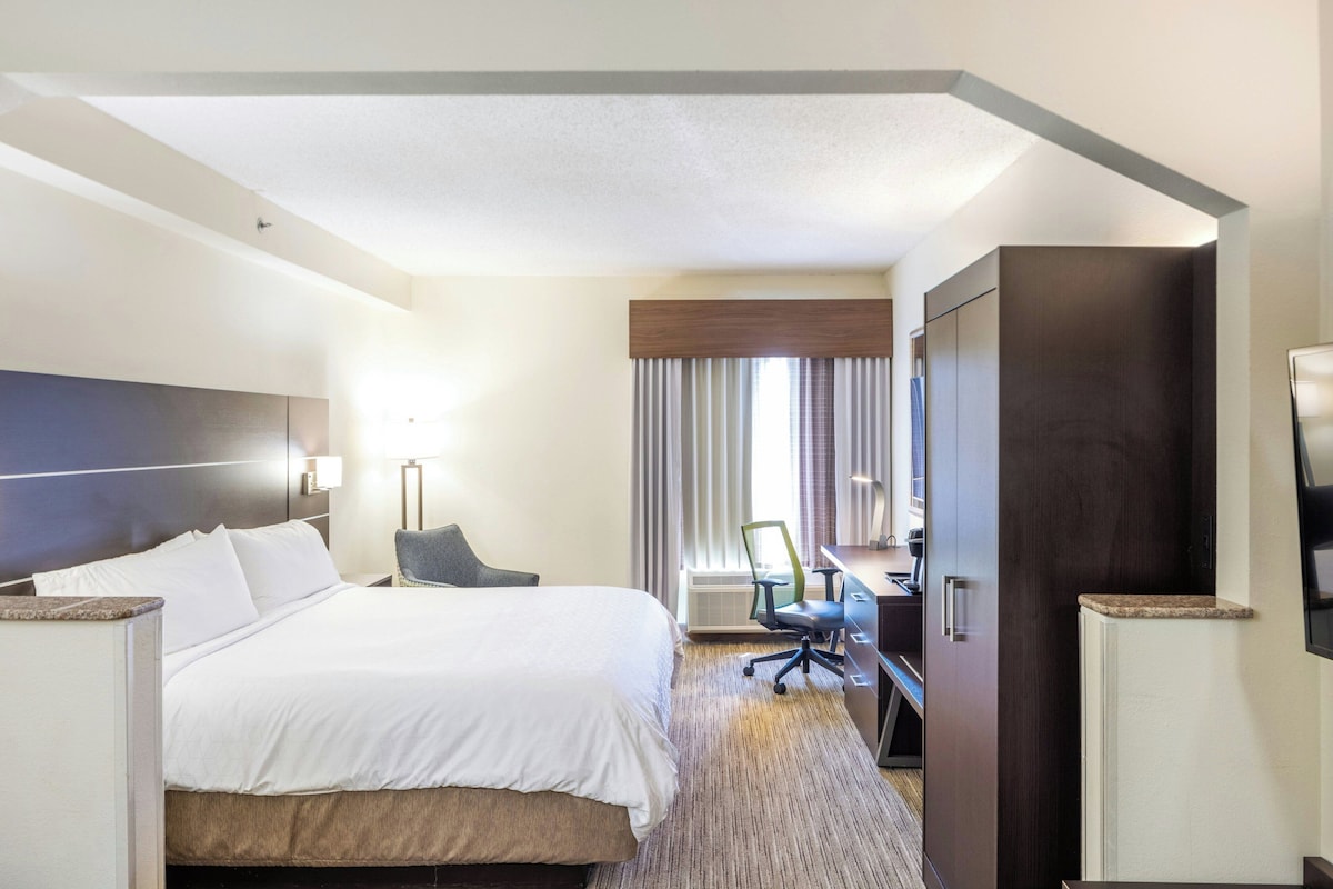 Suite, 1 King Bed | Premium bedding, in-room safe, iron/ironing board, free cots/infant beds