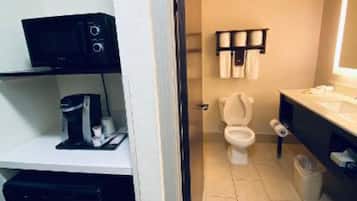 Combined shower/tub, free toiletries, hair dryer, towels