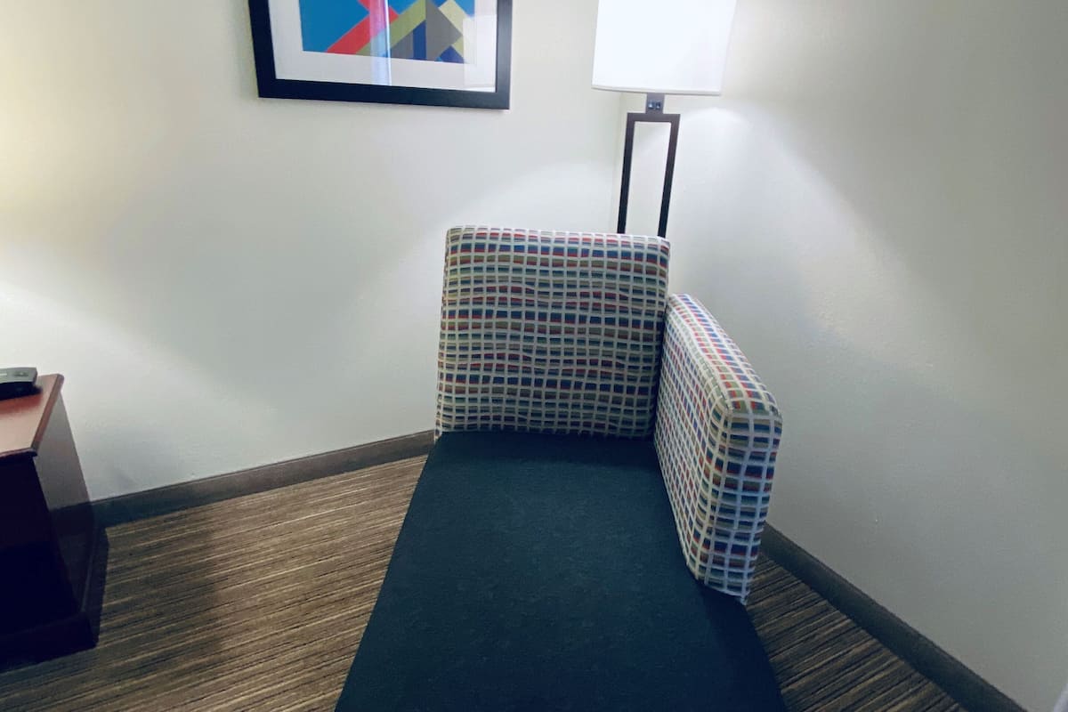 standard room, 1 king bed | 1 bedroom, premium bedding, in-room safe, iron/ironing board