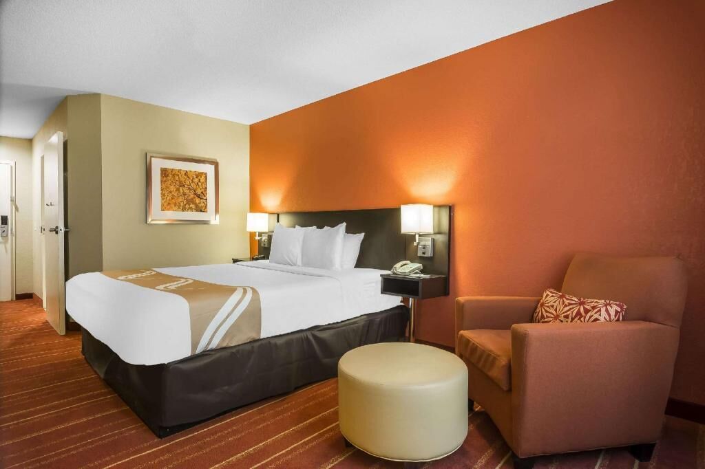 Roupas de cama premium, cofres nos quartos, escrivaninha