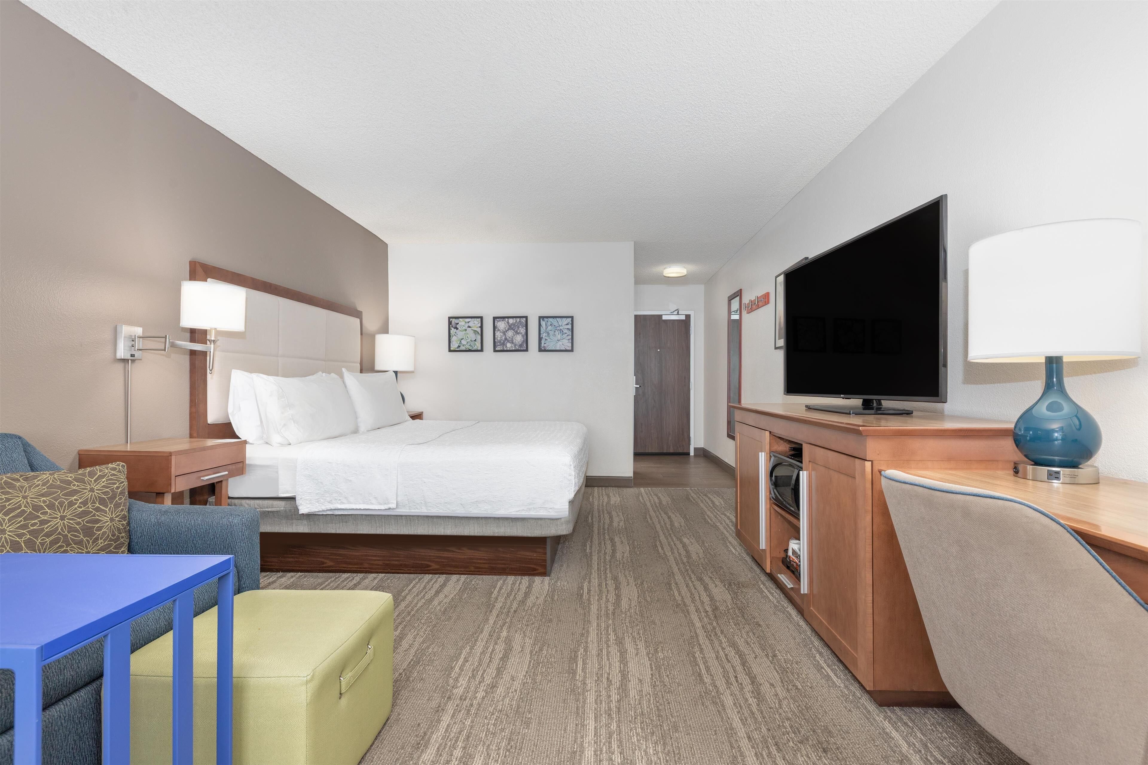 one king bed, non-smoking | premium bedding, iron/ironing board, free wifi, bed sheets