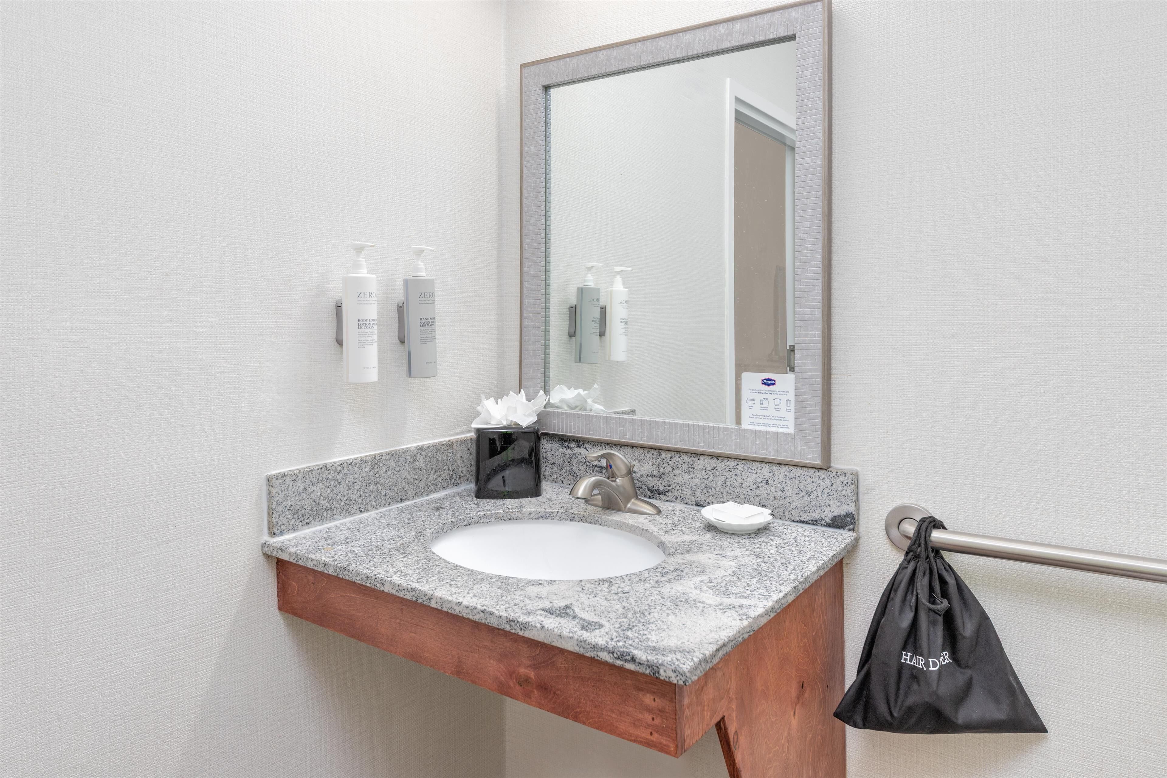 room, 1 king bed, accessible, non smoking | bathroom | free toiletries, hair dryer, towels