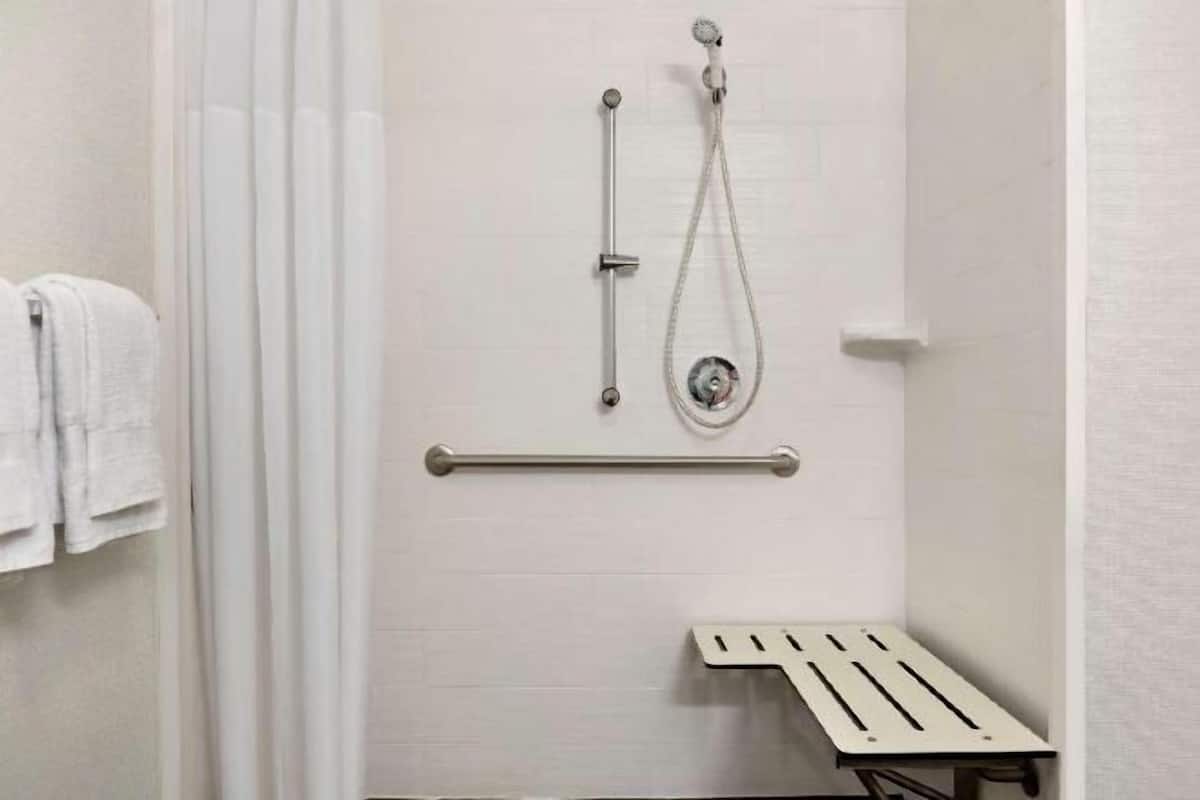 Artículos de tocador gratuitos, secador de pelo, toallas