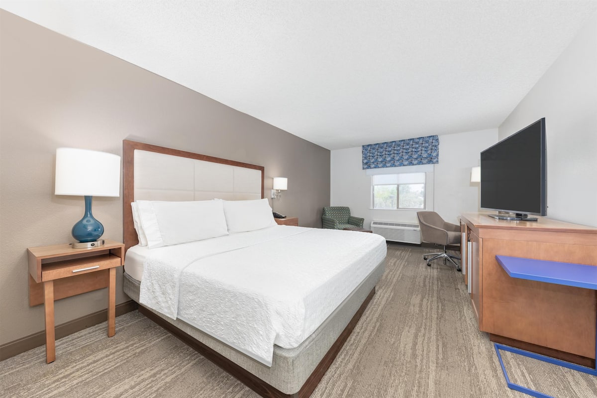 One King Bed, Non-Smoking | Literie de qualité supérieure, fer et planche à repasser, Wi-Fi gratuit