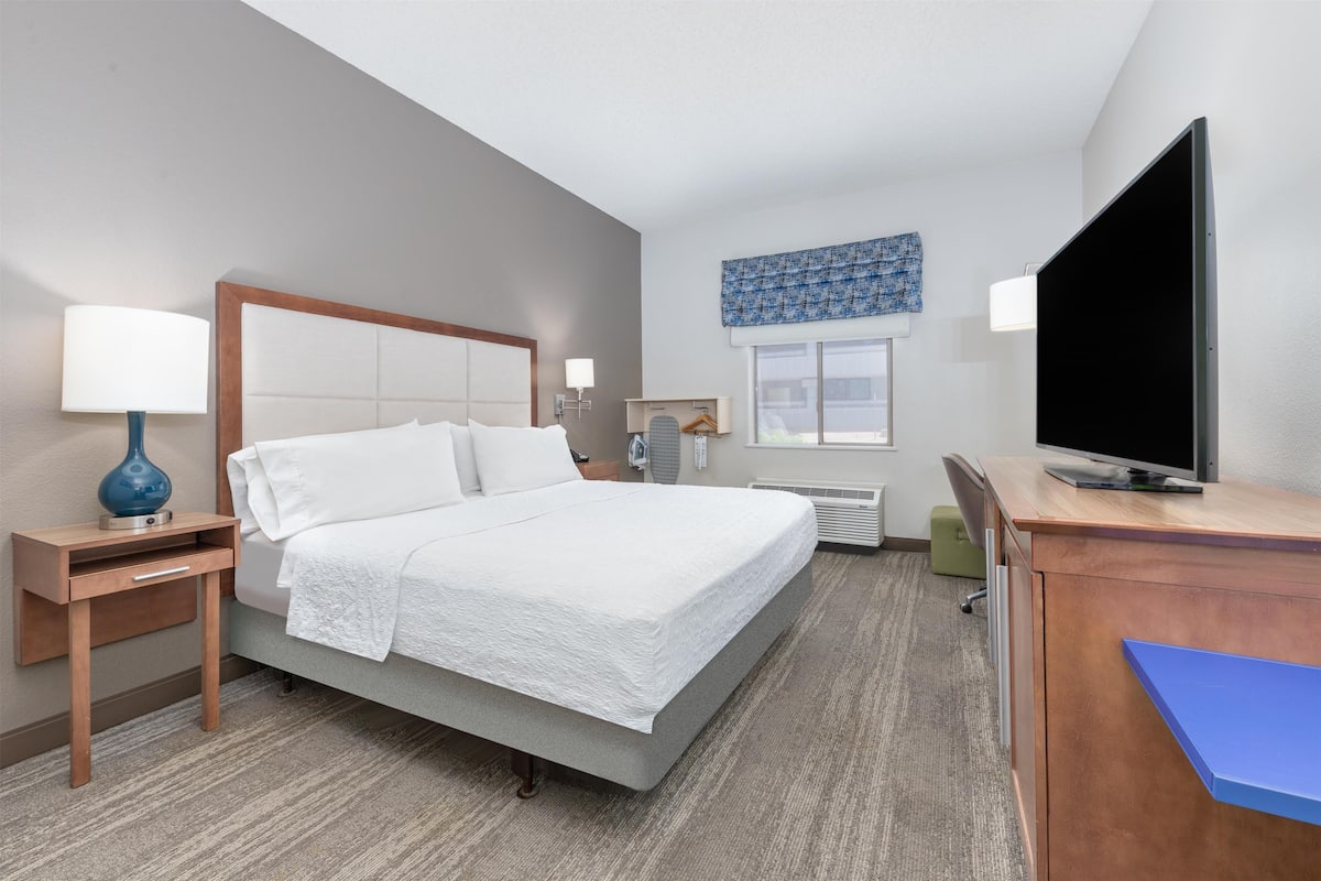Premium bedding, iron/ironing board, WiFi (free), bed sheets
