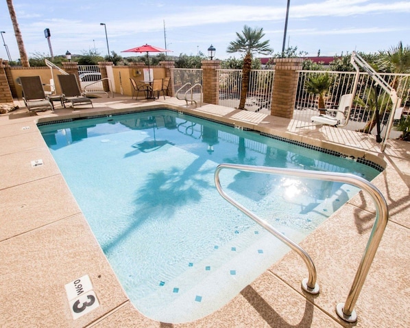 حمّام سباحة خارجي، مظلات على حمّام السباحة، مقاعد للتشمس